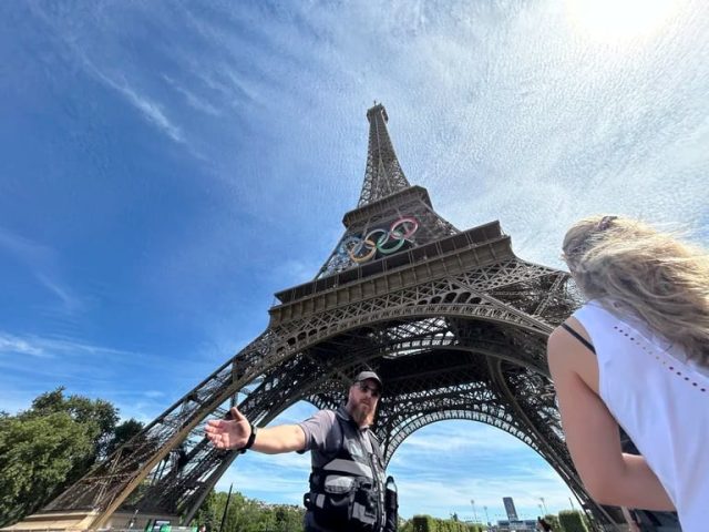 Evacuación de Torre Eiffel tras escalada justo antes de clausura