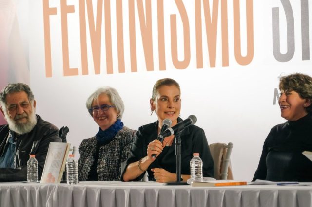 Gutiérrez Müller presenta libro sobre feminismo en el Zócalo