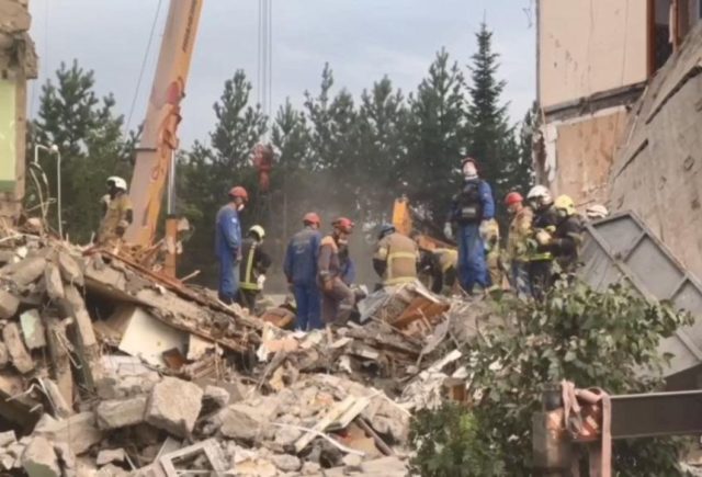 Hallan diez muertos tras derrumbe de edificio en Rusia