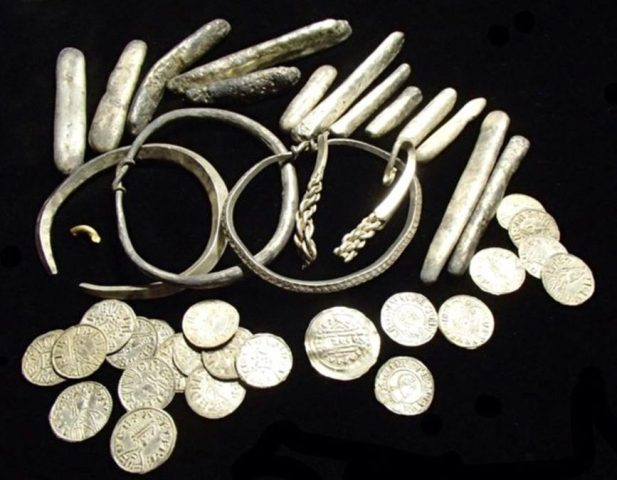 Descubren antiguo tesoro vikingo de plata cerca de Dinamarca