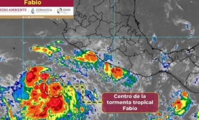 Tormenta tropical «Fabio» surge frente a costas del Pacífico mexicano