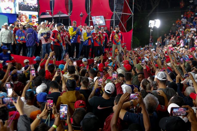 Miles de chavistas marchan en Caracas en apoyo a Maduro