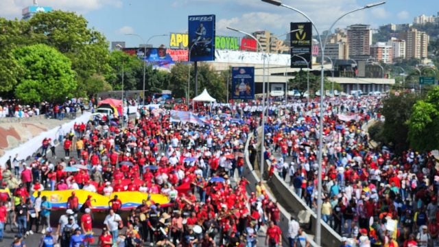 Venezolanos toman las calles de varios estados en movilizaciones del gobierno y de la oposición