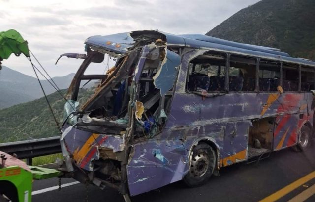 Brinda apoyo PC Puebla a lesionados por volcadura de autobús en Oaxaca