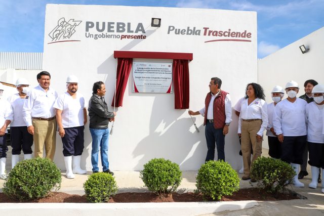 Céspedes inaugura rastro y entrega apoyos en Chalchicomula