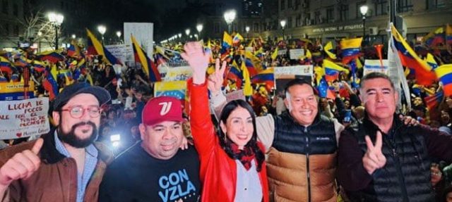 «Dime con quién andas…»: Karla Rubilar, Mario Desbordes y Pancho Orrego, encabezaron manifestación venezolana en Santiago