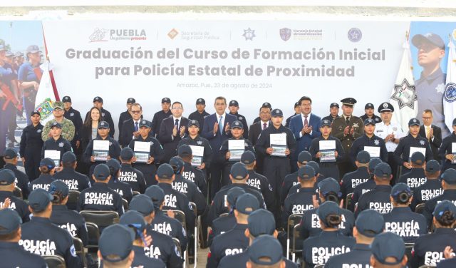 Encabeza Céspedes graduación en academia de policías