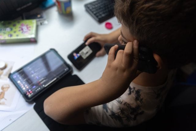 Estudio relaciona uso de tabletas con rabietas en niños