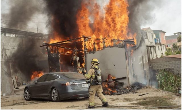 Auto Tesla  se incendia por conexión ilegal en poste de luz en Tijuana