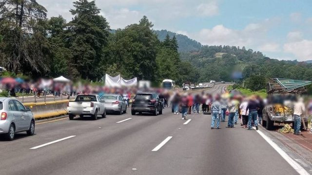 Bloqueo en autopista México-Puebla cumple 20 horas sin solución