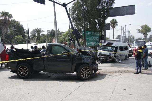 Fuerte choque en Bulevar Valsequillo, preliminar, 7 heridos