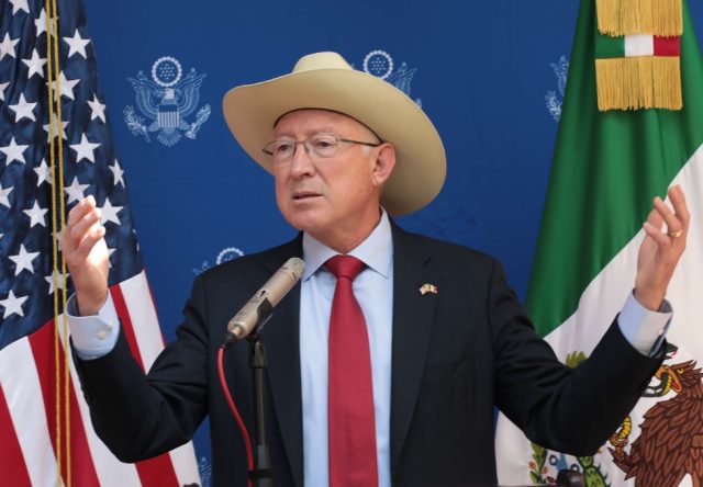 Ken Salazar sólo expresó «espíritu de colaboración» respecto a reforma judicial