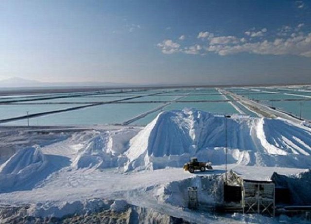 Alertan sobre hundimiento en el Salar de Atacama por extracción industrial de litio