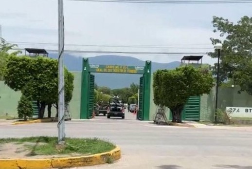 Acceden al 27 Batallón de Infantería en Iguala para buscar a los 43