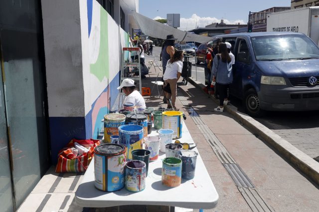 Crean mural con 136 fotos de personas desaparecidas en Puebla