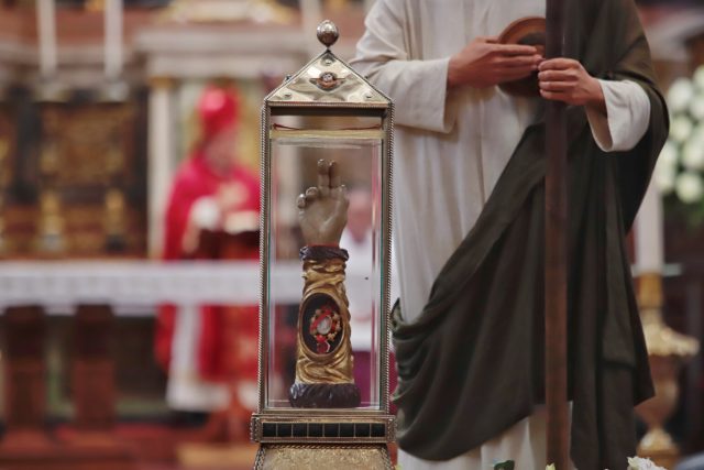 Entre lágrimas y plegarias, devotos reciben las reliquias de San Judas Tadeo en Catedral de Puebla