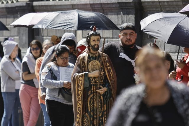 Con devoción, fieles despiden de Catedral reliquias de San Judas Tadeo