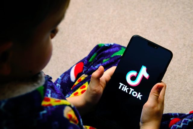 Gobierno de EE. UU. demanda a TikTok por violación de privacidad infantil