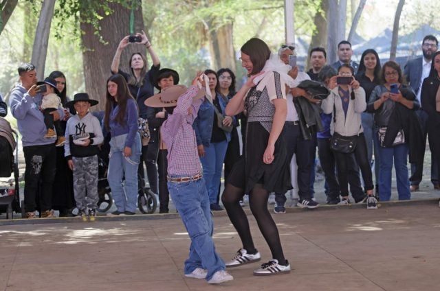 Espontáneas muestras de cariño recibe la alcaldesa Hassler en fondas del Parque O’Higgins