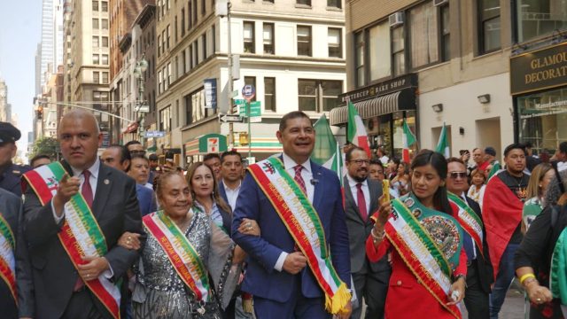 Armenta celebrado como “Gobernador del Pueblo” por migrantes en Nueva York durante el 30º Aniversario del “Mexican Day Parade”