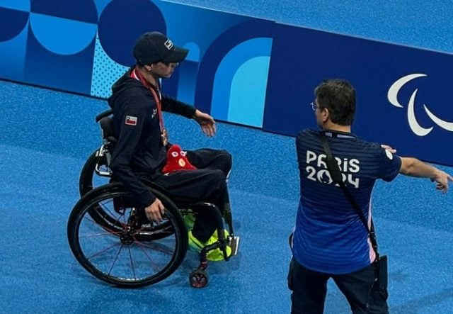 Le robaron su silla de ruedas: Repudio generalizado tras el asalto a Alberto Abarza, medallista paralímpico