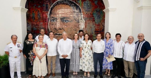 Presidente López Obrador demuestra mesura y cortesía ante el manifestante que le arrojó una botella