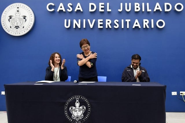 Lilia Cedillo entrega certificados internacionales a egresados del Bachillerato 5 de Mayo de la BUAP