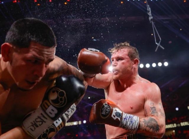 Canelo Álvarez retiene sus títulos y acaba con el invicto de Berlanga en una pelea llena de intensidad en Las Vegas