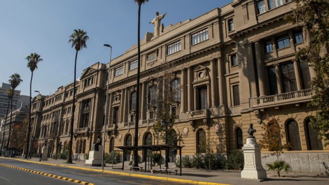 La insólita demanda de abogado contra la U. Católica: Se inscribió en diplomado solo para obtener el @uc.cl