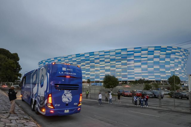 PUEBLA, Pue. 16 Julio 2024.- Aspecto de la llegada del camión del equipo de León durante el partido de la jornada 3 de la Liga BBVA MX.//Oscar Rodríguez/Agencia Enfoque//