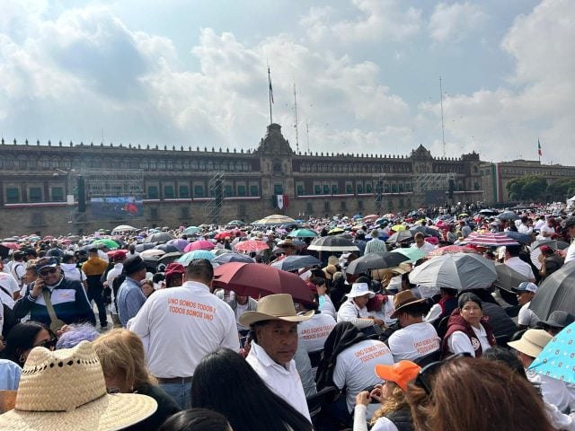 Simpatizantes de AMLO corren por asientos en sexto Informe