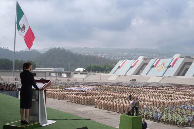 Sheinbaum se compromete a no ordenar al ejército vulnerar la Constitución ni al pueblo que ampara