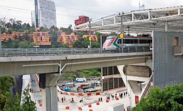 AMLO elogia funcionamiento del Tren México-Toluca y prevé su finalización para diciembre 2024