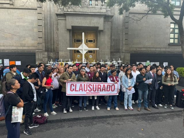 Jóvenes clausuran simbólicamente SCJN para cuestionar legitimidad de opositores a reforma judicial