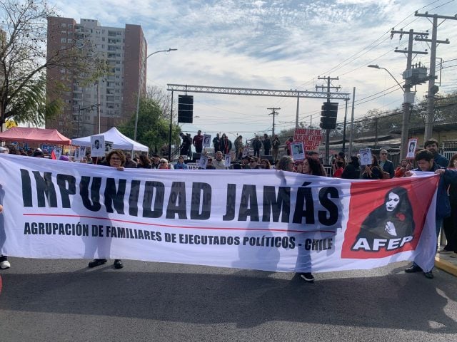 Conmemoración de los 51 años del golpe de Estado: Masiva Romería pasó por La Moneda y se realizó acto en el memorial del Cementerio  General