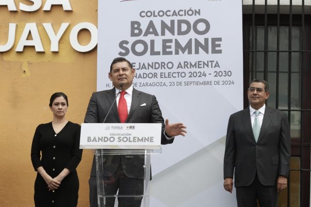 Colocan Bando Solemne en las sedes de los 3 poderes que valida a Armenta como gobernador electo de Puebla