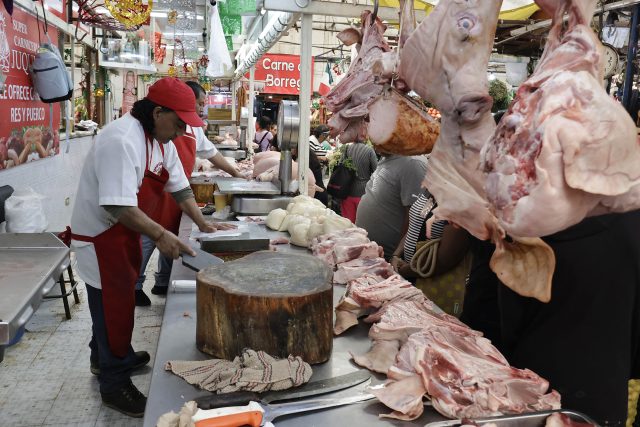 ¡Cena mexicana llena de compradores los mercados de la capital poblana!