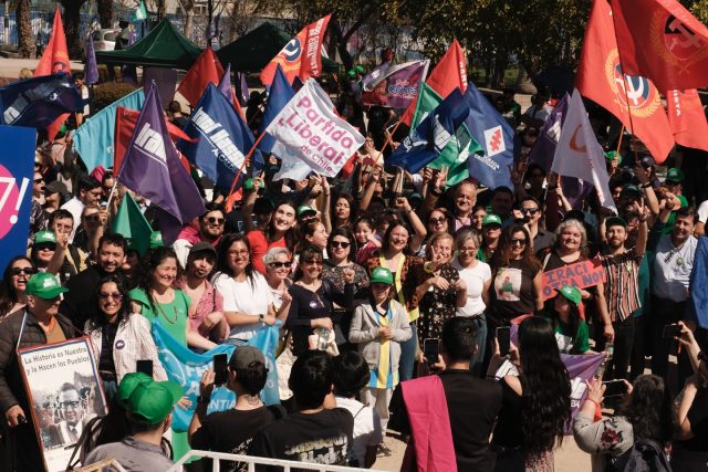 Baile y vida al aire libre: masivo acto de campaña a la reelección municipal de Irací Hassler en Santiago