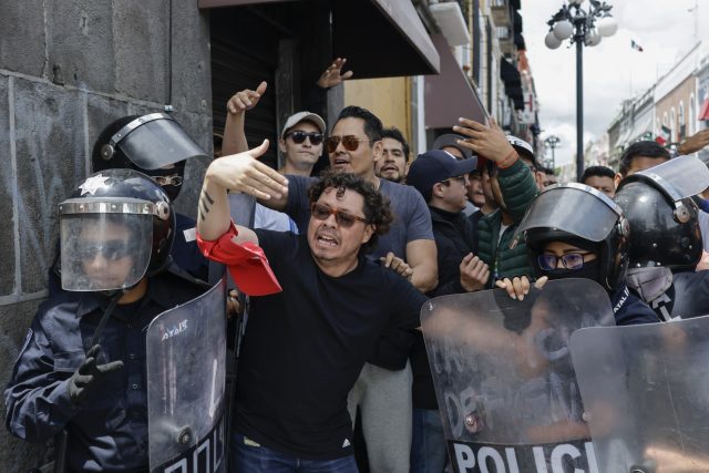 Manifestantes atacan Congreso de Puebla para interferir con deliberaciones sobre Reforma Judicial