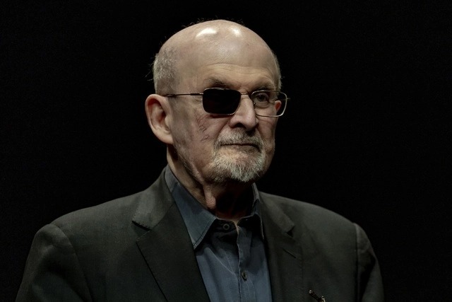 Salman Rushdie y sus memorias del ataque compiten por el Premio Baillie Gifford 2024