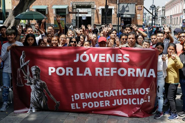 Alumnos de 10 universidades poblanas manifiestan apoyo a Reforma Judicial en Plaza de la Democracia