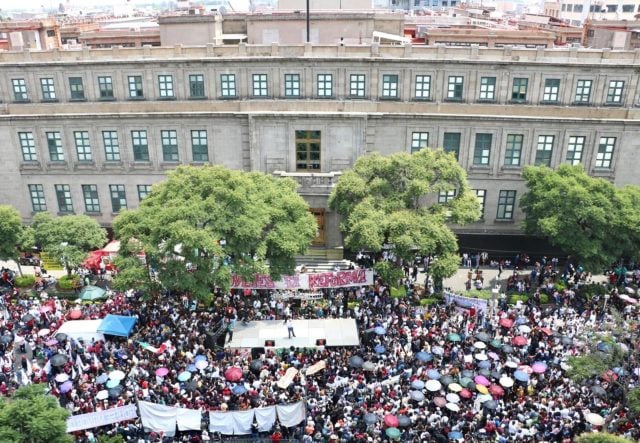 Miles de estudiantes apoyan la reforma judicial afuera de la SCJN