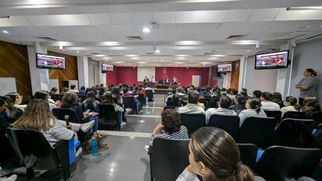 Upaep establece acuerdos con alumnos de Medicina luego de diálogo y manifestación