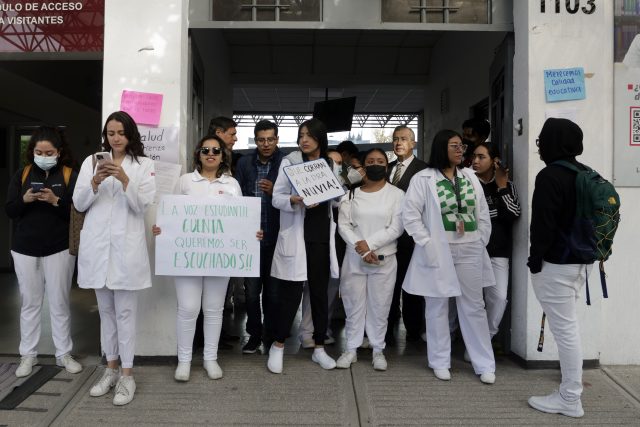 Alumnos Upaep exigen destitución de directivos por anomalías en la institución