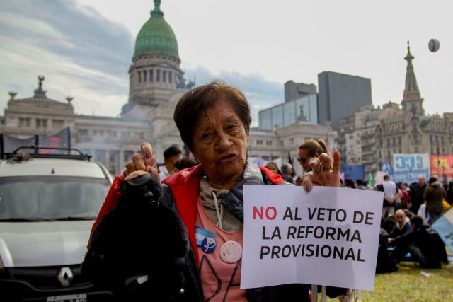 Jubilados por veto de Milei a pensiones: «Nos sacan cada vez más plata y a los ricos les perdonan impuestos”