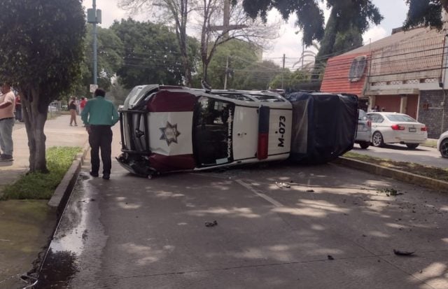 Alcaldesa saliente y edil entrante de Tecomatlán resultan heridos tras volcadura