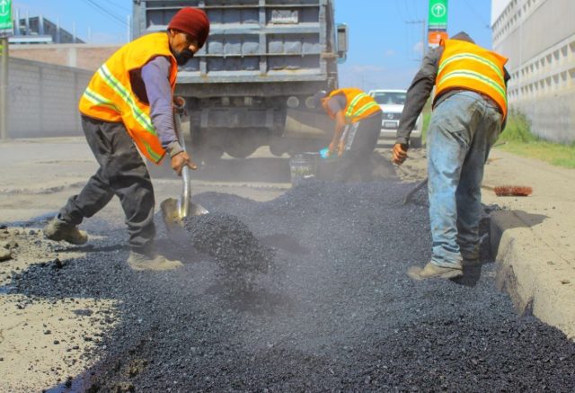 Gobierno de Omar Muñoz en Cuautlancingo arranca con programa de restauración asfáltica “BacheAndo”