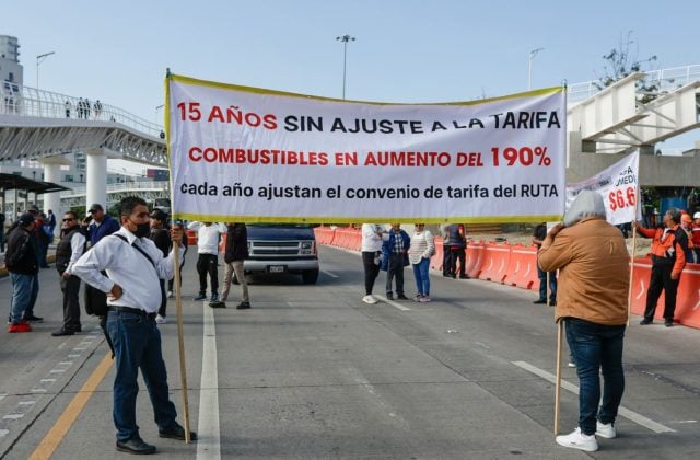 Concesionarios del transporte público aumentan presión: toman Vía Atlixcáyotl para exigir aumento de tarifa