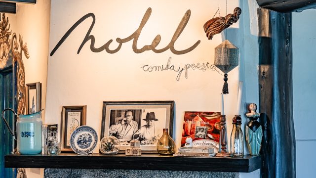 Nobel: El restaurant costero que recuerda a Pablo Neruda con comida y poesía