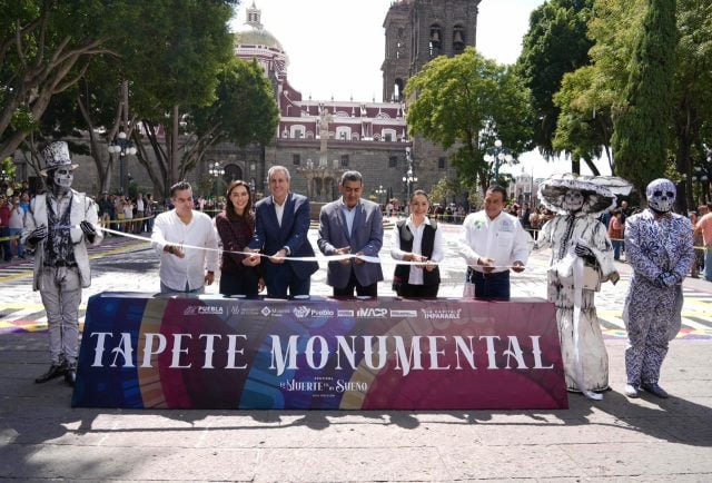 Inauguran Sergio Céspedes y Pepe Chedraui tapete monumental en el zócalo de la capital poblana 